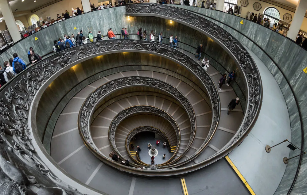 Escaleras en espiral de los museos vaticanos.