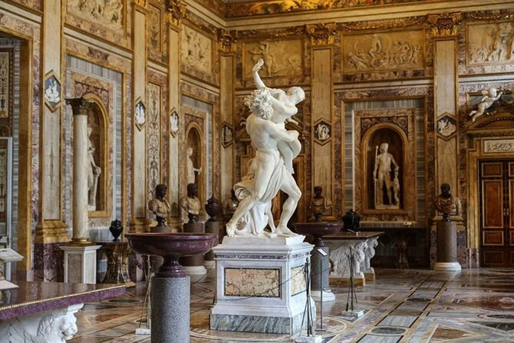Estatuas en el interior de la Galería Borghese.