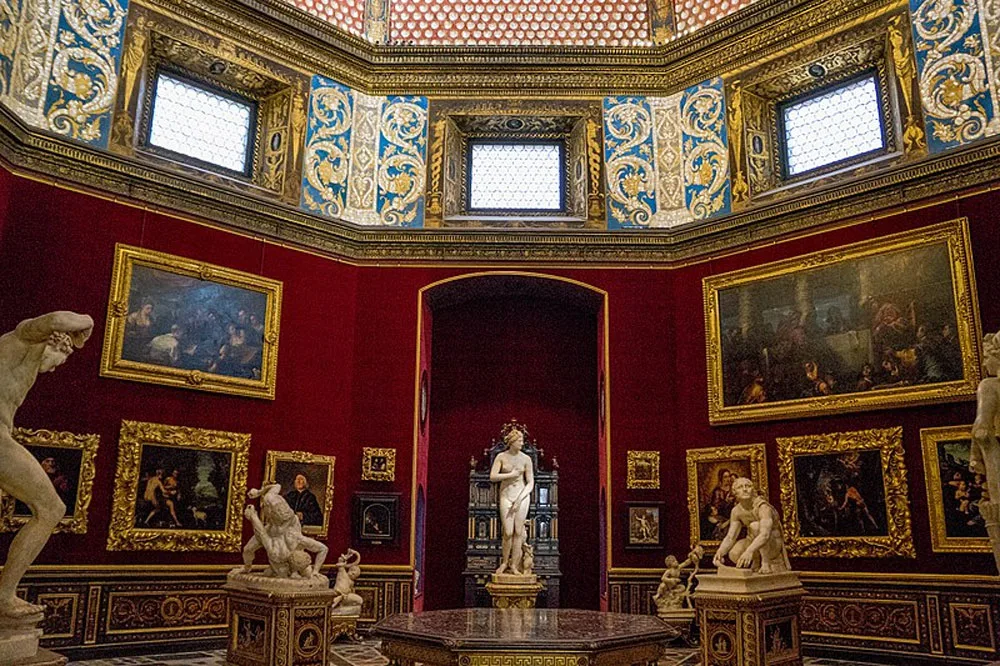 Interior de la Galería Uffizi en Italia.