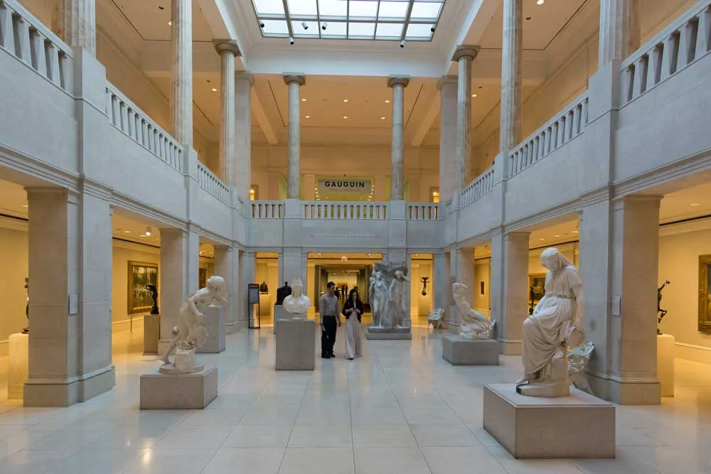 Interior del instituto de arte de Chicago.