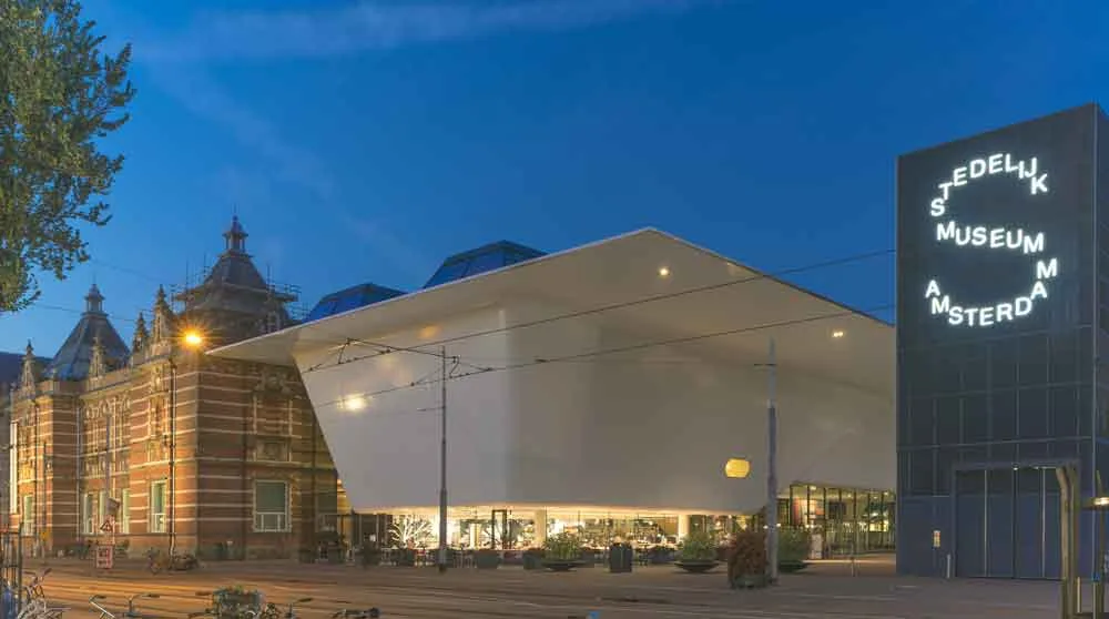 Fachada del museo de arte moderno Stedelijk.